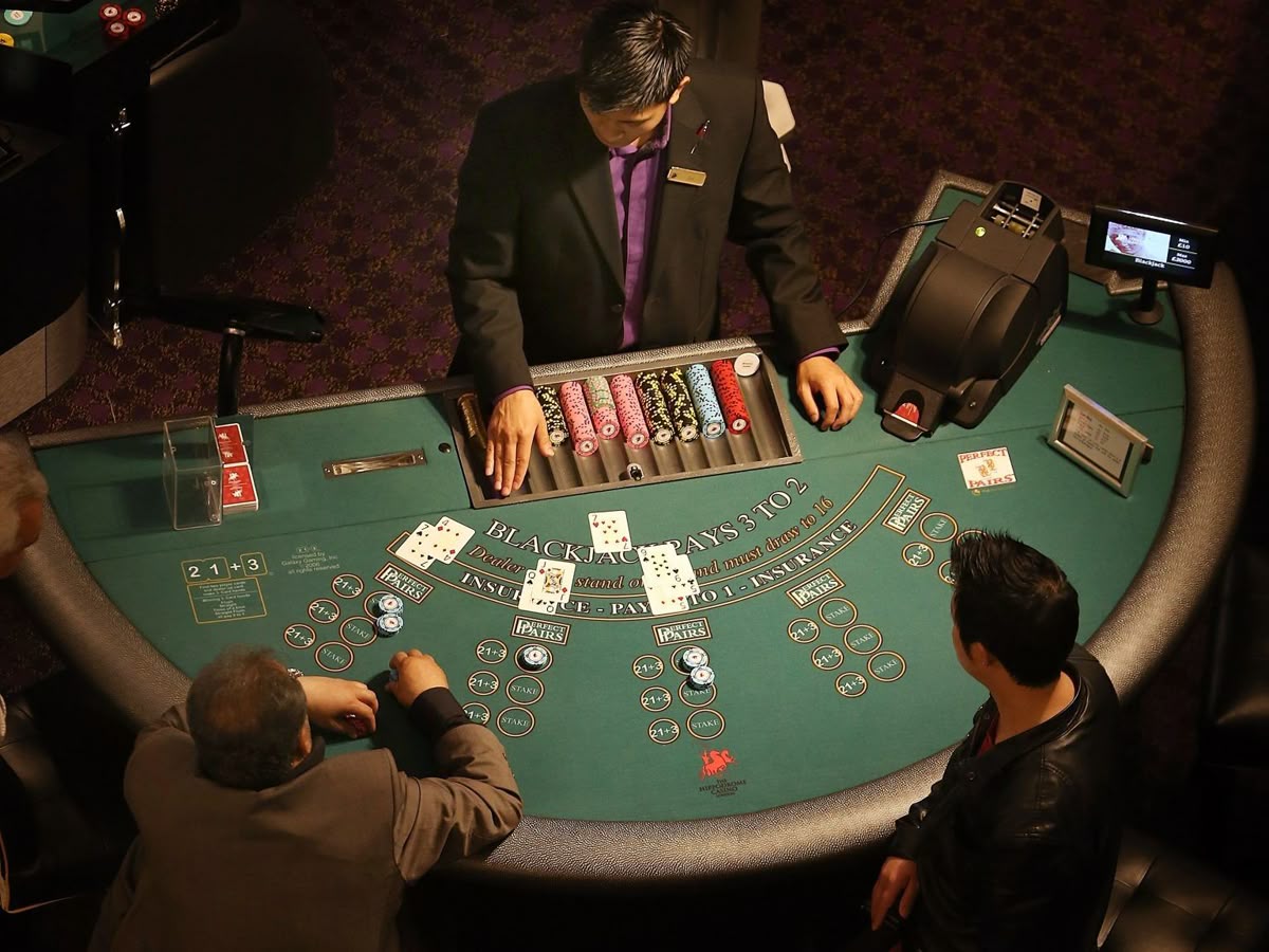 Bet100 کیسینو میں پوکر گیمز