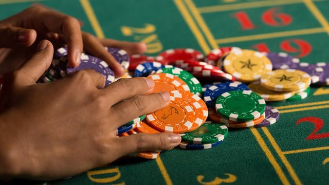 Bet100 کھلاڑیوں کے لیے لائیو کیسینو سیکشن